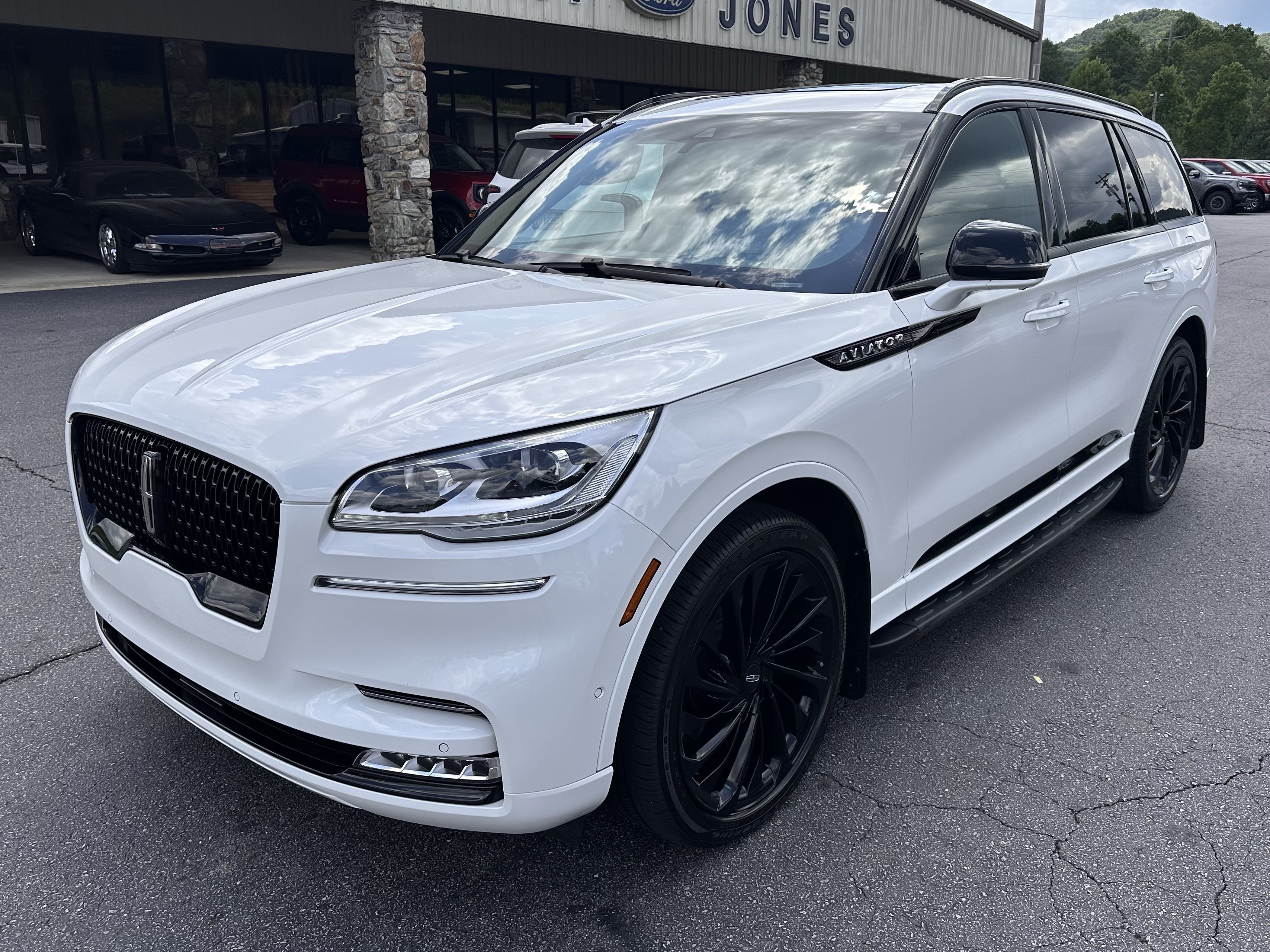 Used 2023 Pristine White Metallic Tri-Coat Lincoln Reserve image 2