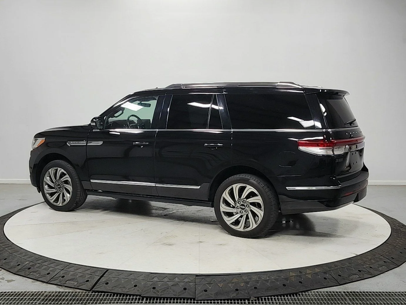 Used 2024 Infinite Black Metallic Lincoln Reserve image 5