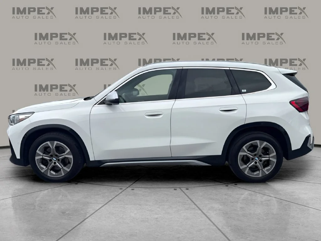 Used 2023 White BMW xDrive28i image 2