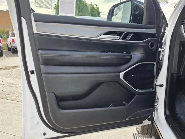 New 2026 Bright White Clear-Coat Exterior Paint Jeep Grand Wagoneer image 11