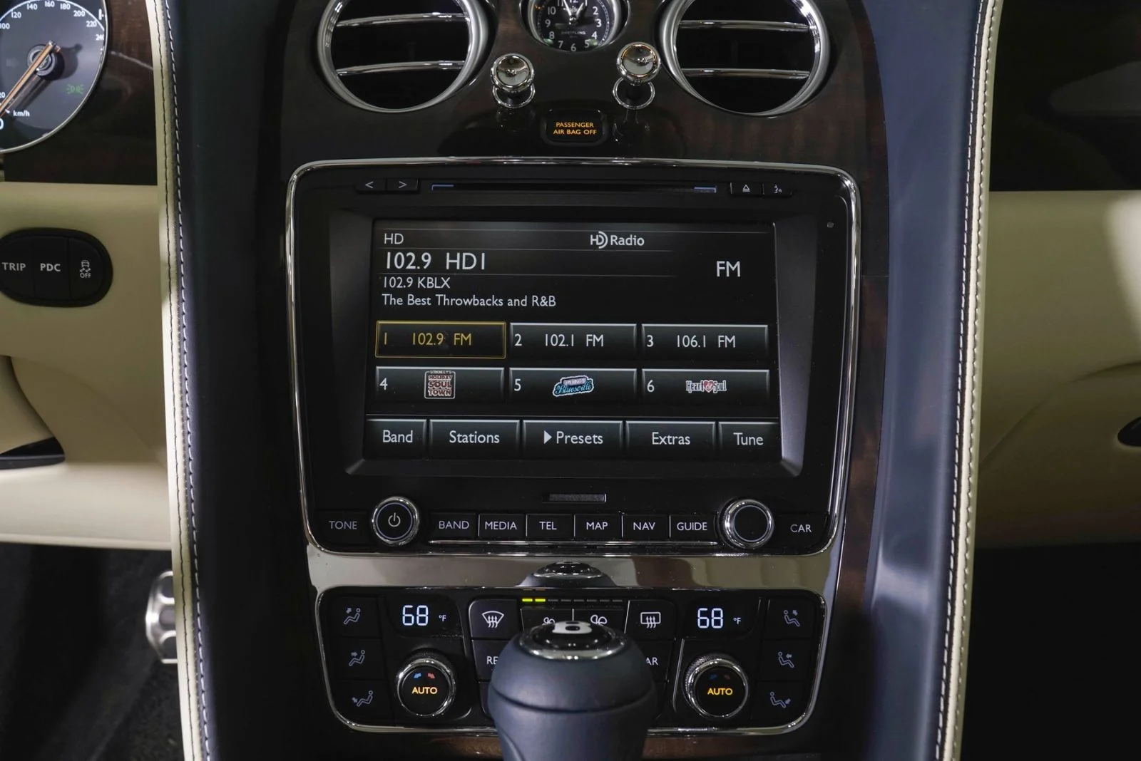 Used 2014  Bentley  image 23