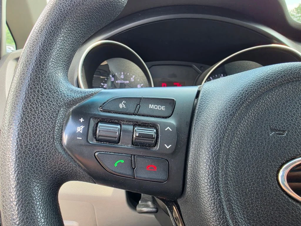 Used 2015 Silver Kia LX image 19