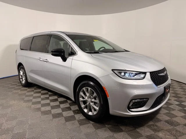 2026 Chrysler Pacifica Select AWD's photo