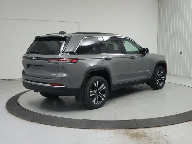 New 2027 Sting-Gray Clearcoat Jeep Limited image 8