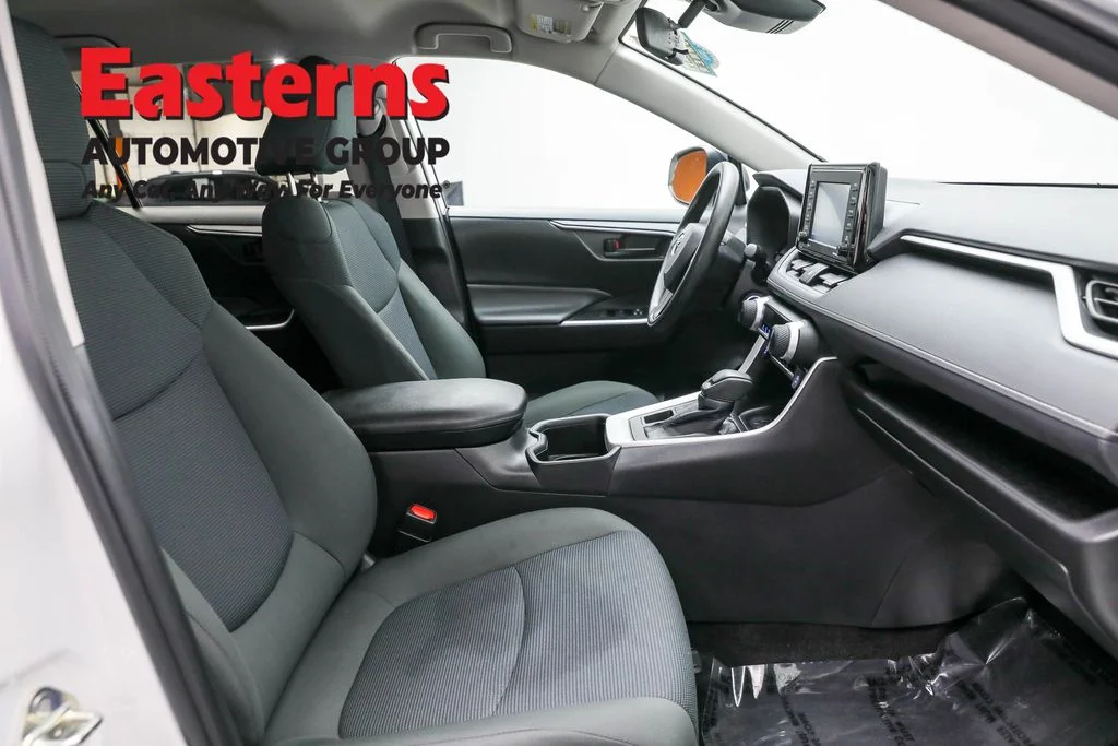 Used 2022 White Toyota LE image 22