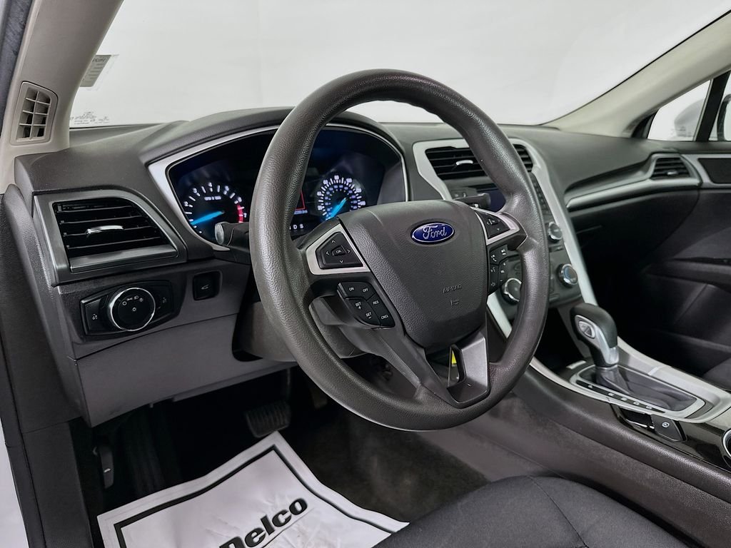 Used 2016 Oxford White Ford SE image 10