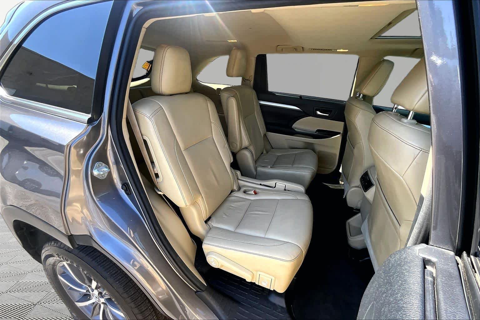 Used 2018 Predawn Gray Mica Toyota XLE image 20
