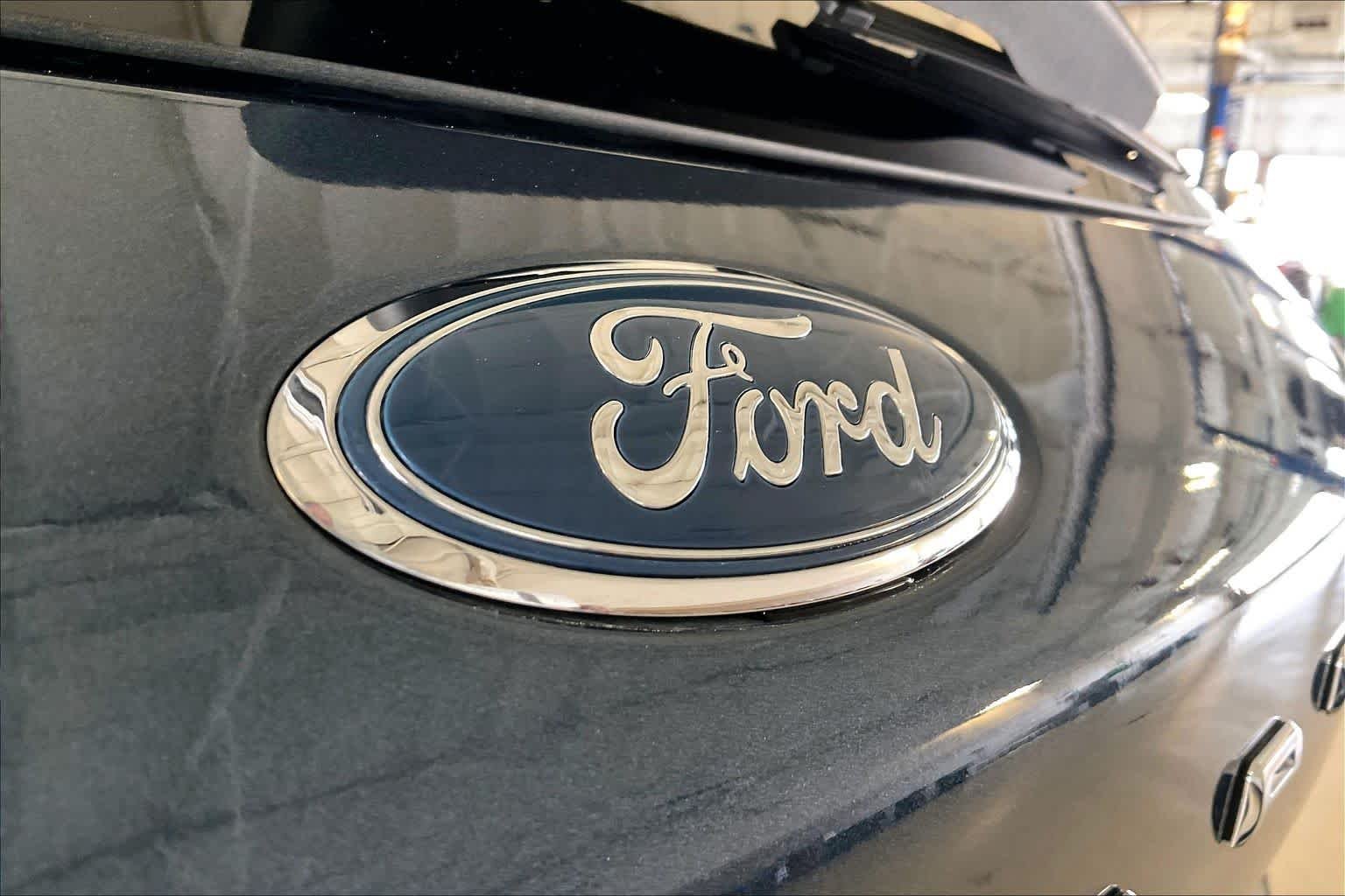 Used 2020 Blue Metallic Ford SE image 31