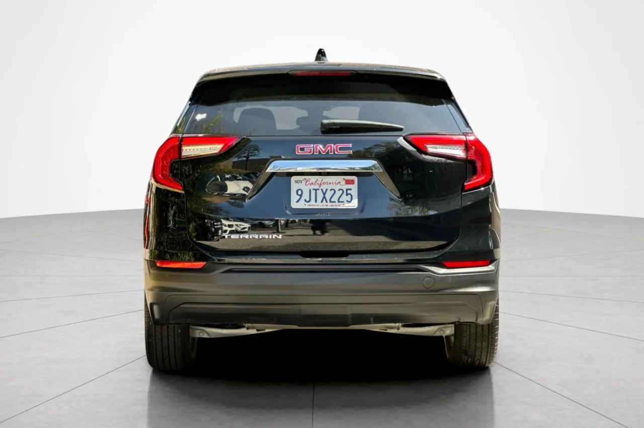 Used 2024 BLACK GMC SLE image 4