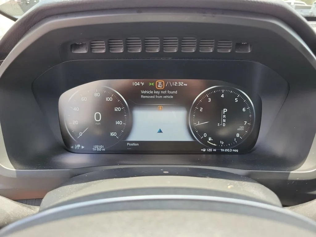 Used 2020 White Volvo T6 Momentum 7 Passenger image 11
