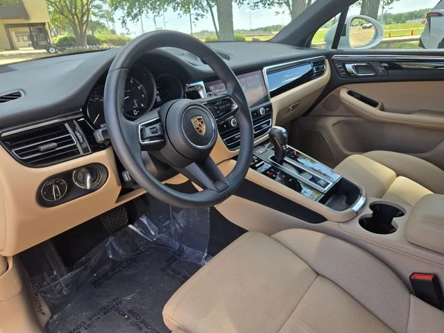 2025 Porsche Macan T - Photo 15