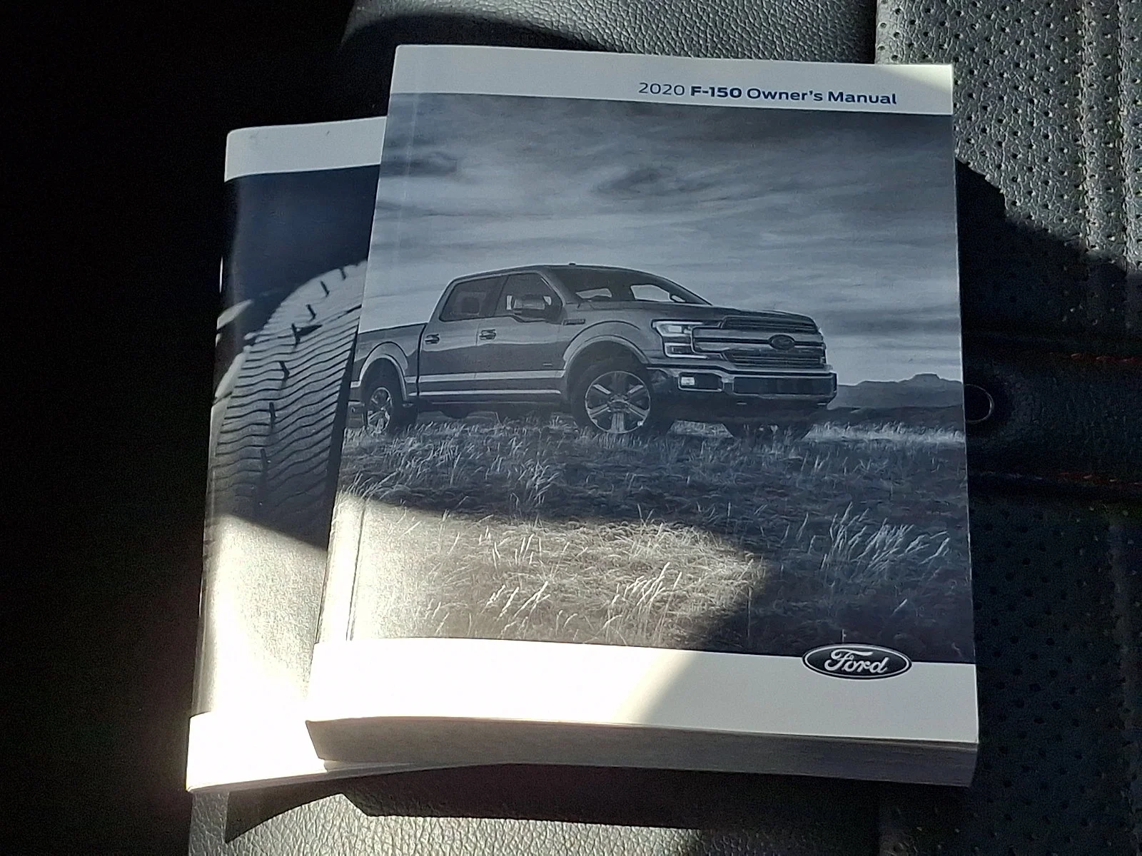 Used 2020 Agate Black Metallic Ford LARIAT image 28