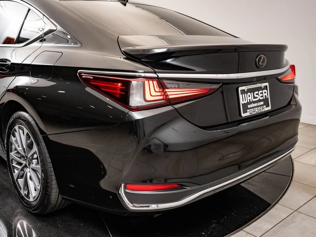 Used 2022 Graphite Black Lexus 300h image 18