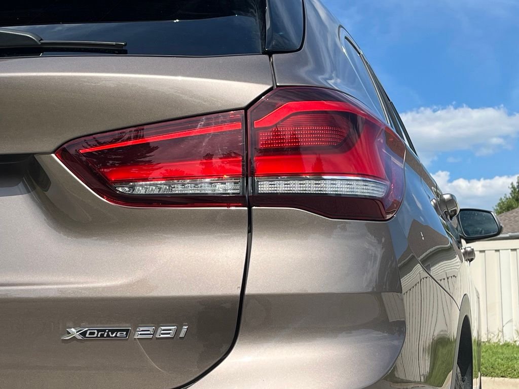 Used 2020 Beige BMW xDrive28i image 12