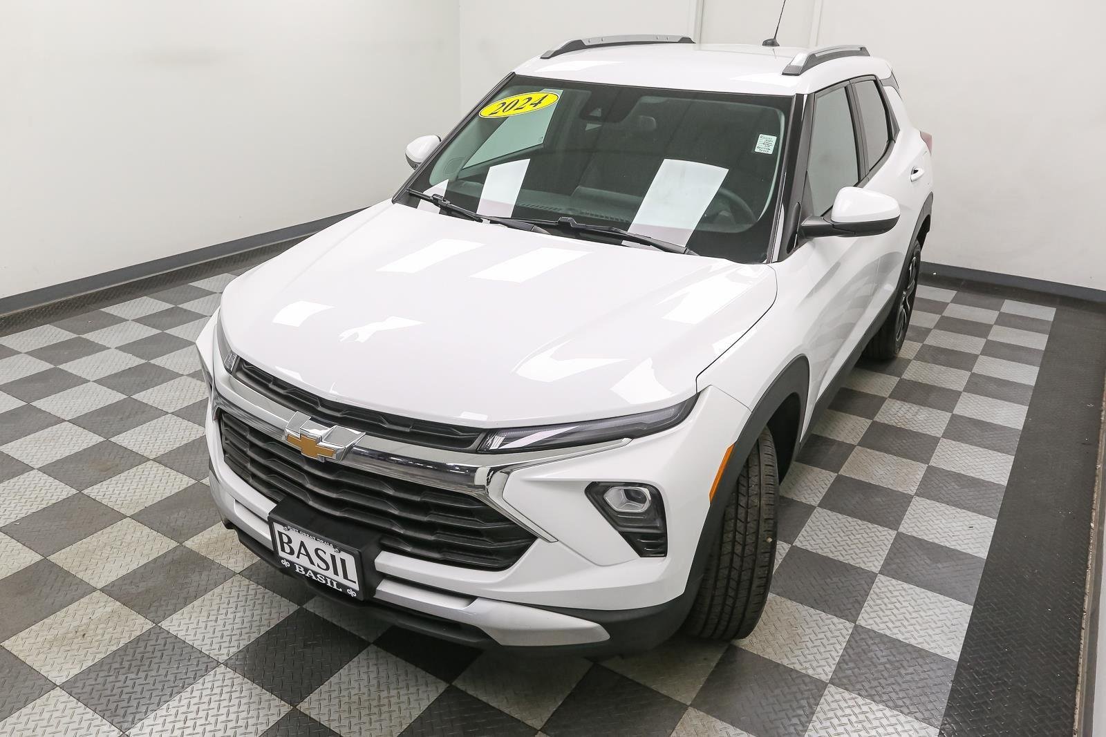 Used 2024 Summit White Chevrolet LT image 6