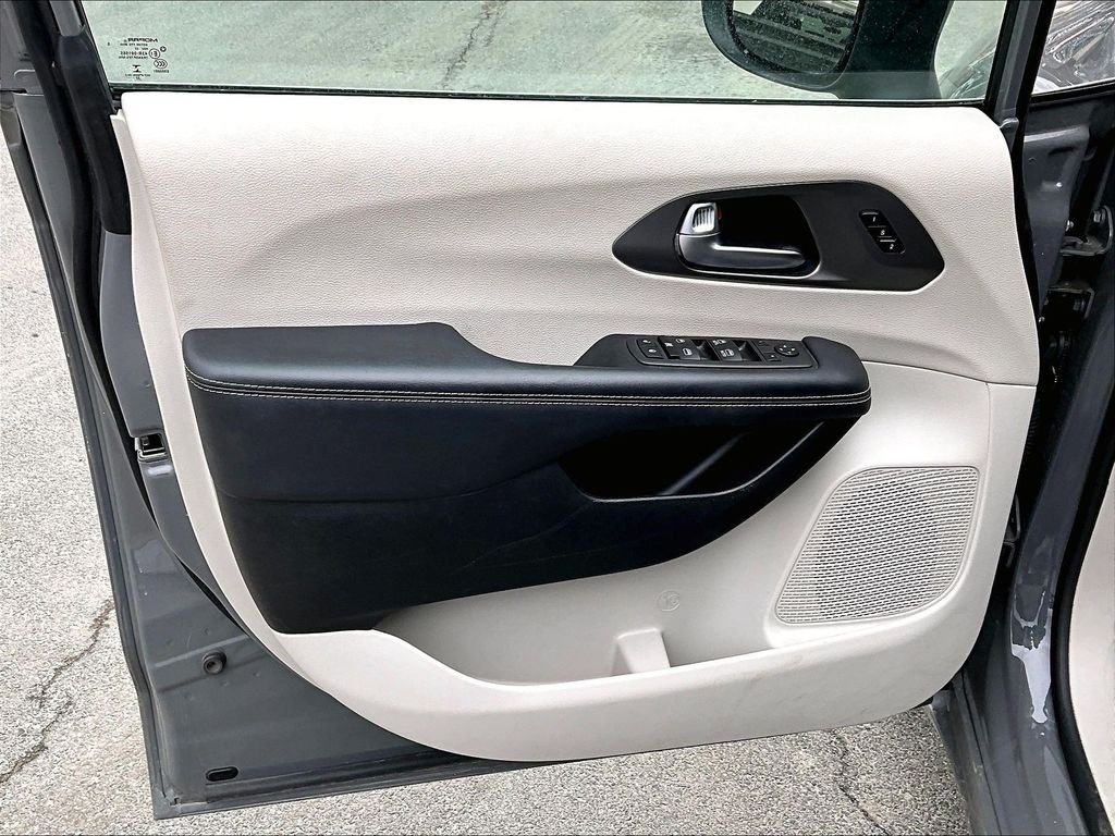 Used 2023 White Chrysler Touring L image 9