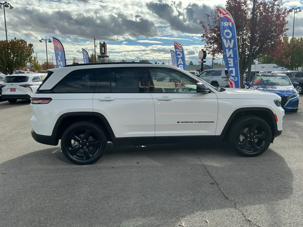 Used 2023 Bright White Clearcoat Jeep Limited image 8