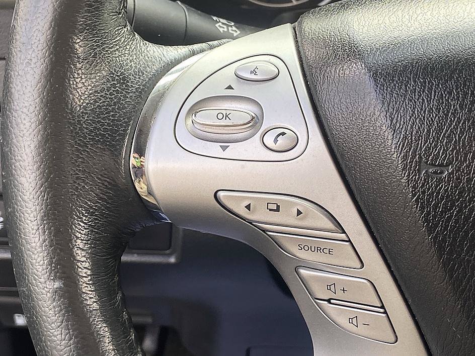 Used 2018 Pearl White Nissan SL image 23