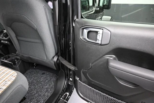 New 2026 Black Clear-Coat Exterior Paint Jeep 85th Anniversary Edition image 22