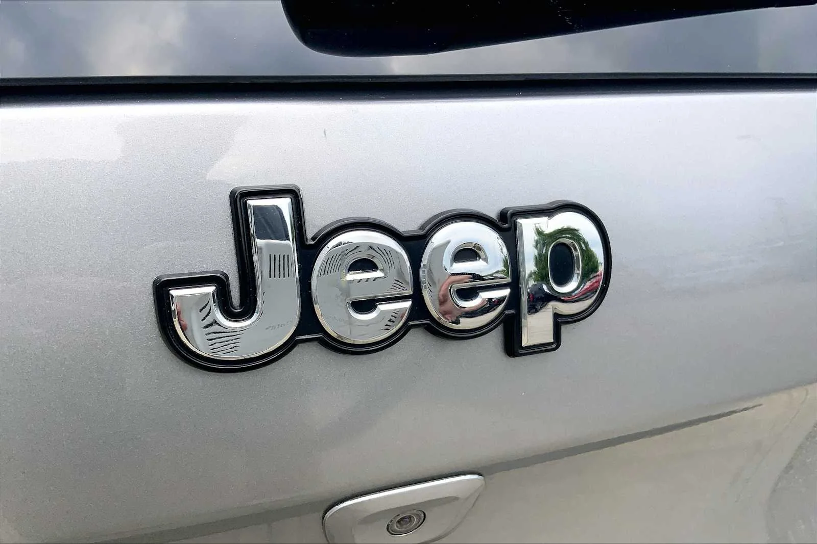 Used 2015 Billet Silver Metallic Clearcoat Jeep Limited image 33