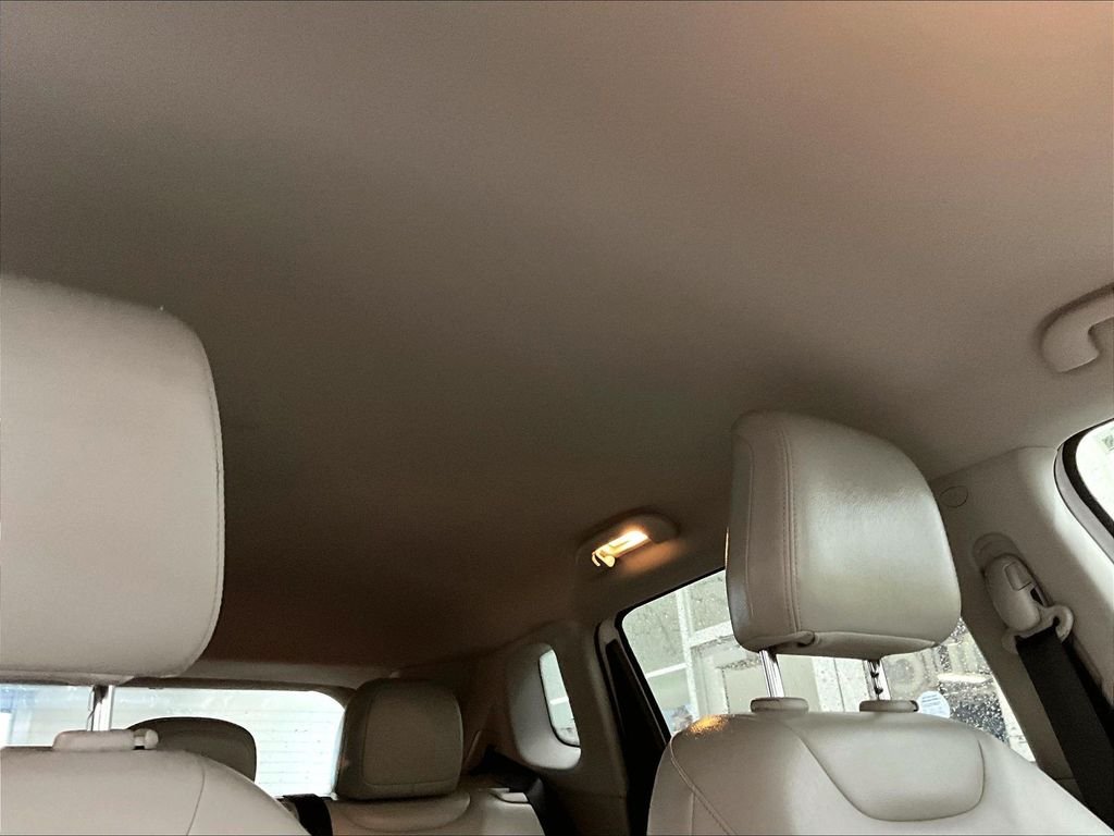 Used 2022 Bright White Clearcoat Jeep Latitude image 22