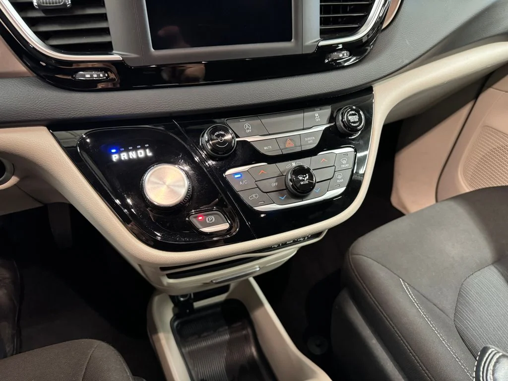 Used 2023 White Chrysler LX image 21