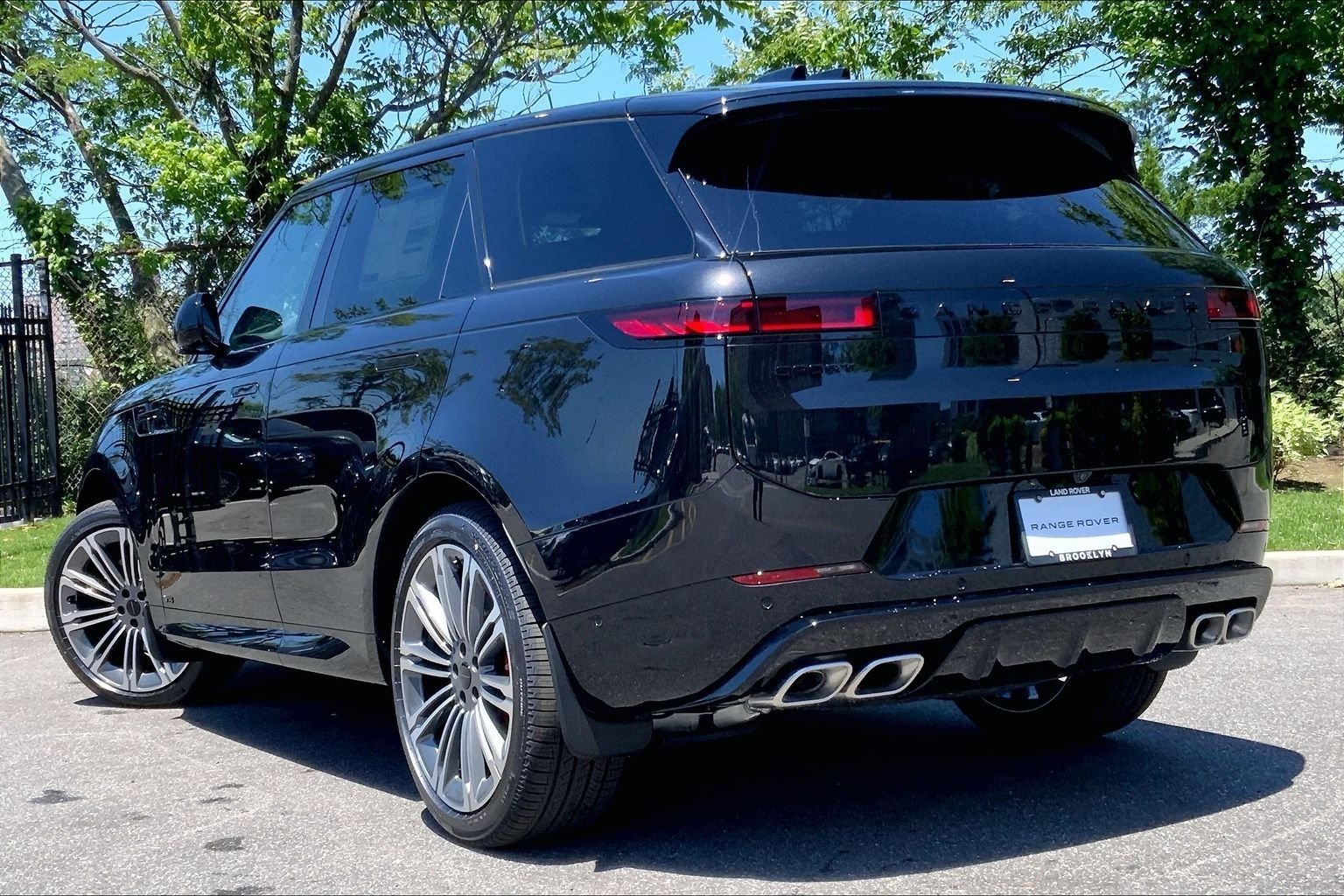 New 2026 Santorini Black LAND ROVER Dynamic SE image 12