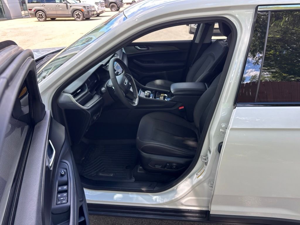 Used 2023 White Jeep Laredo image 9