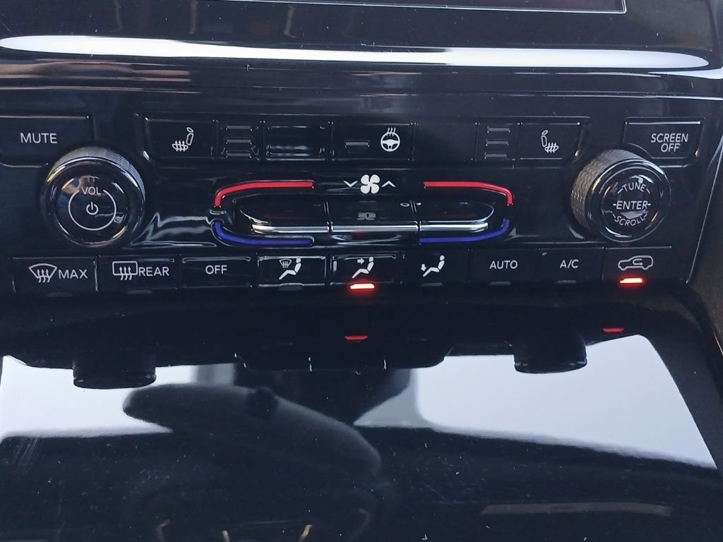 Used 2022 Black Jeep Altitude image 14