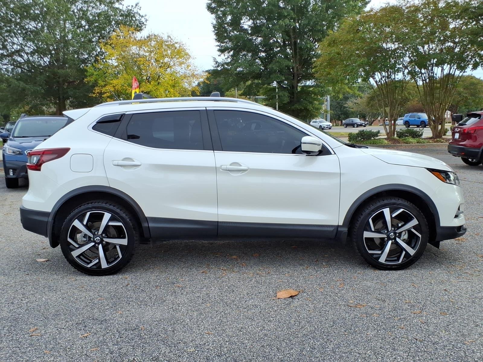 Used 2021 Pearl White Tricoat Nissan SL image 6