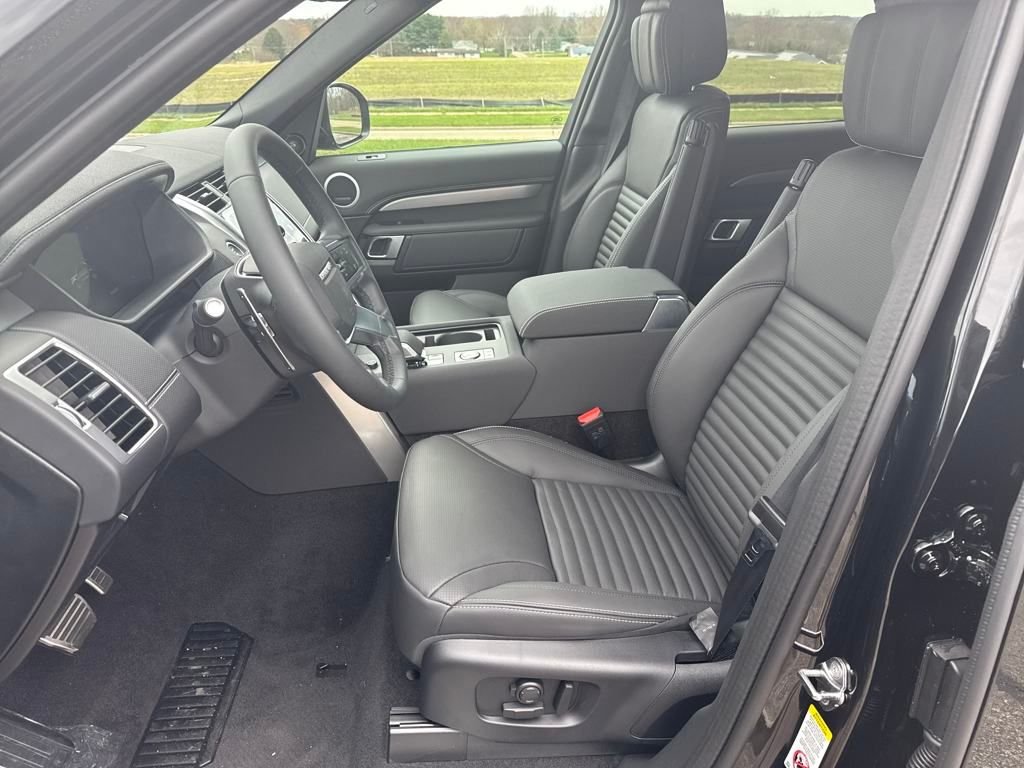 Used 2025 Black Land Rover Dynamic SE image 11