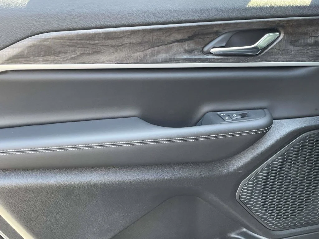 New 2027 Sting-Gray Clear-Coat Paint Jeep Laredo Altitude image 21
