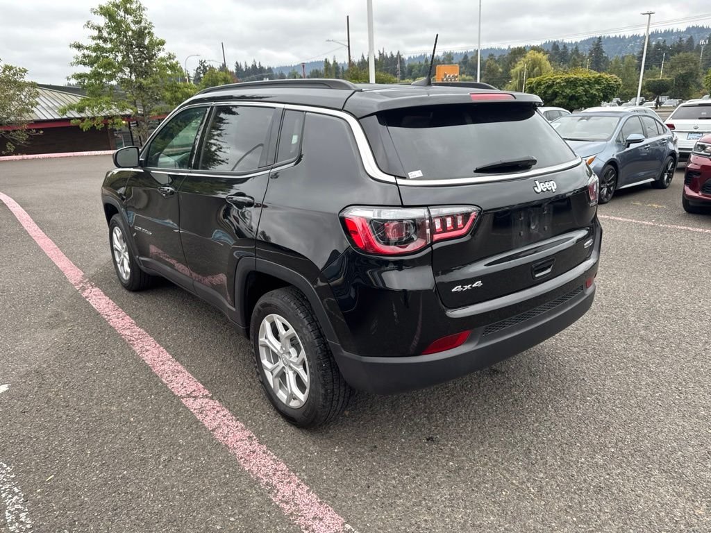 Used 2024 Diamond Black Crystal Pearlcoat Jeep Latitude image 7