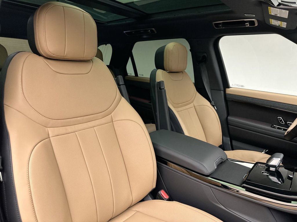 New 2027 Santorini Black Land Rover Dynamic SE image 6