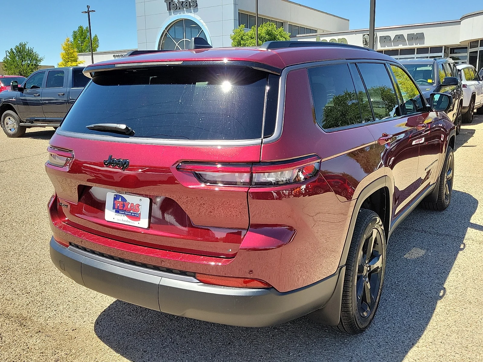 New 2026 Velvet Red Pearlcoat Jeep L LIMITED 4X4 image 4