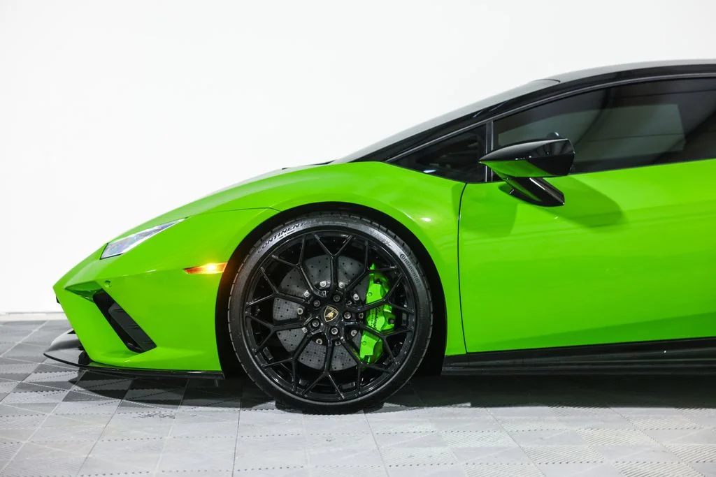 Used 2021 Green Lamborghini Base image 15