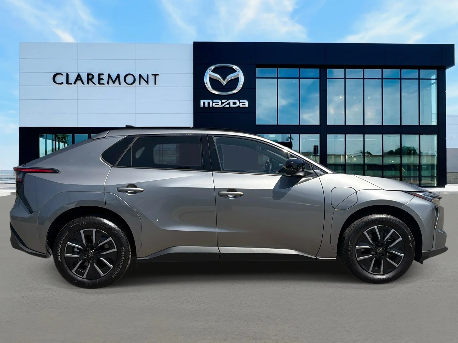 Used 2026 HEAVY METAL Toyota XLE FWD (Natl) image 4