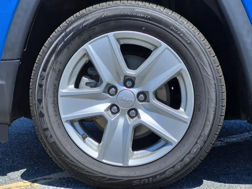 Used 2022 Laser Blue Pearlcoat Jeep Latitude image 7