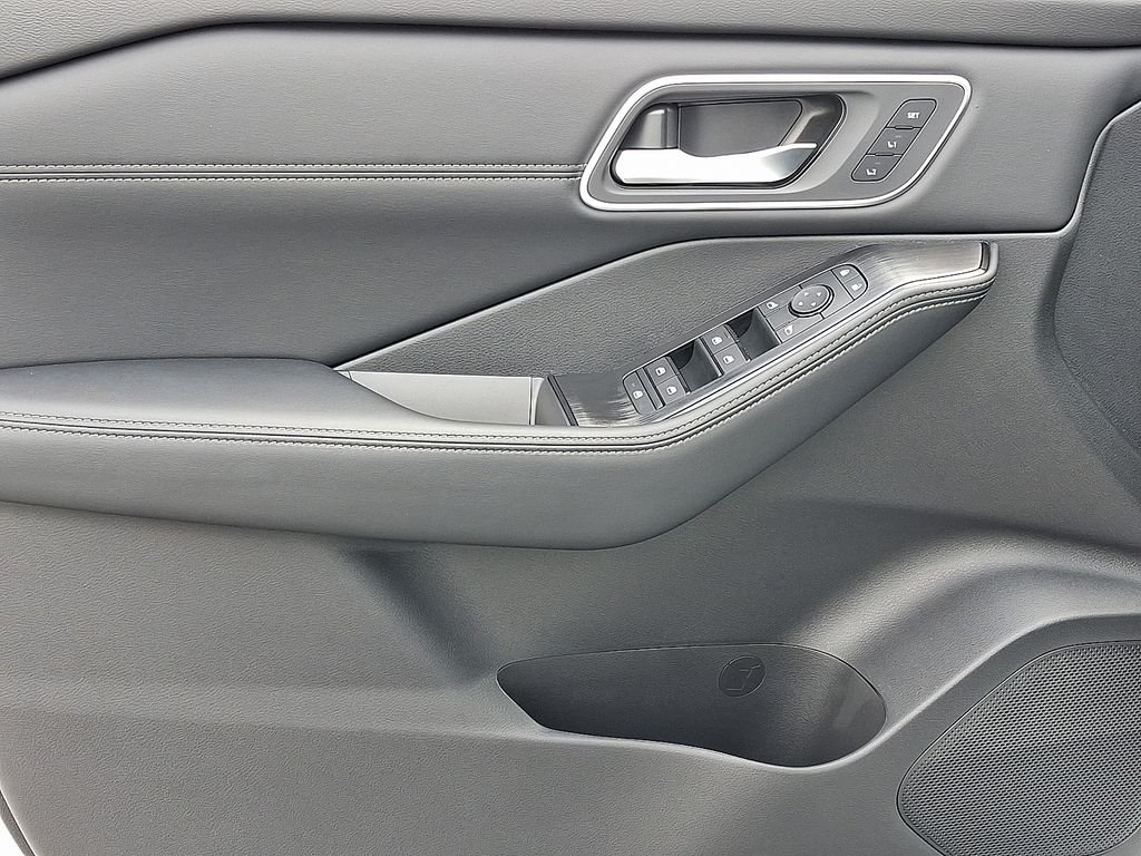 New 2026 Everest White Pearl TriCoat Nissan Platinum image 8
