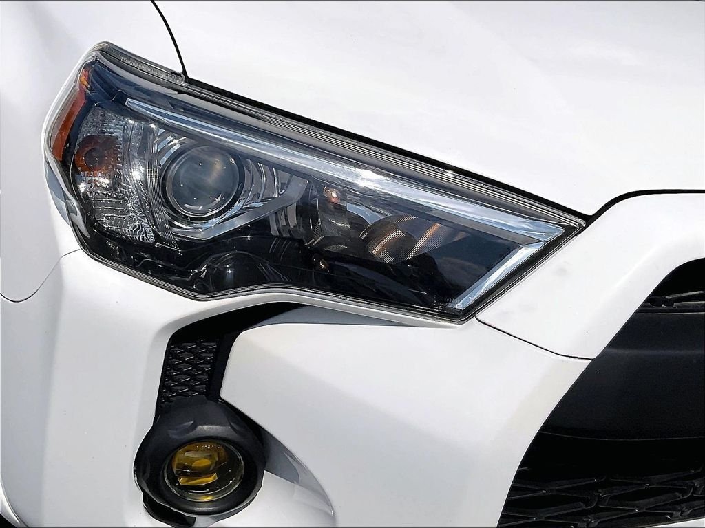 Used 2019 White Toyota SR5 image 31
