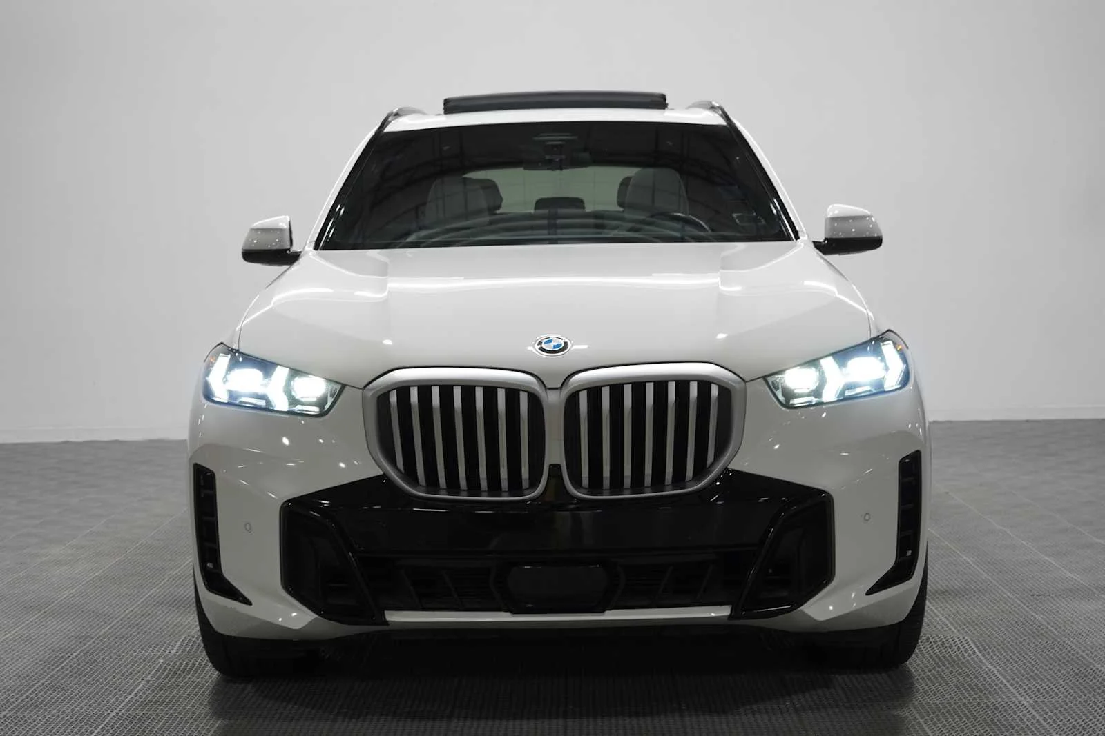 Certified Used 2025 Alpine White BMW xDrive40i image 2
