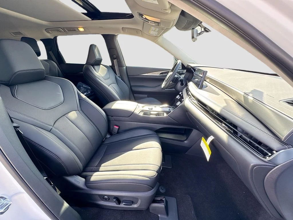Used 2027 White INFINITI LUXE image 31