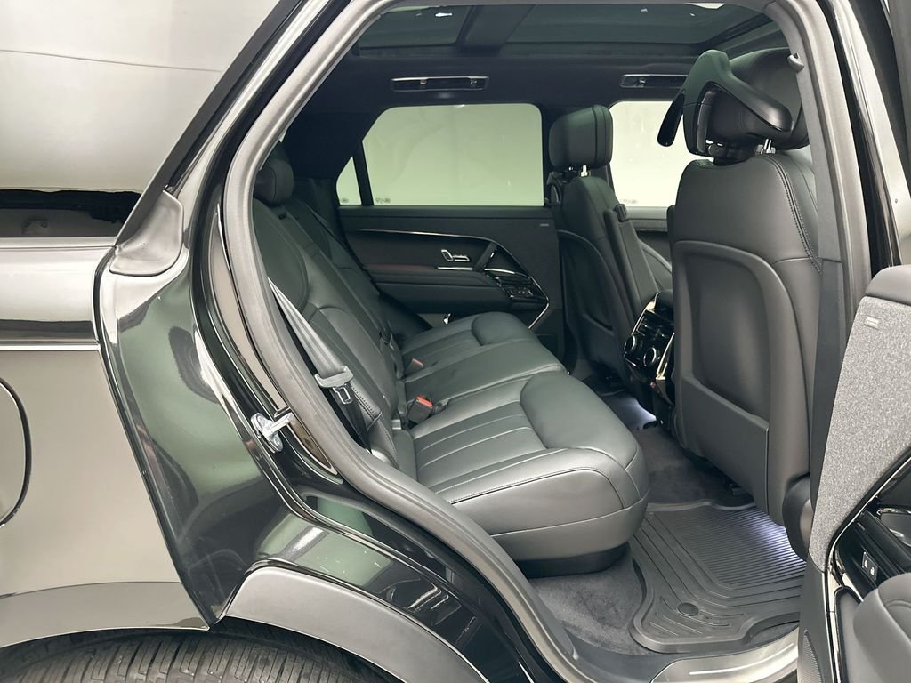 New 2026 Santorini Black Metallic Land Rover Dynamic SE image 7