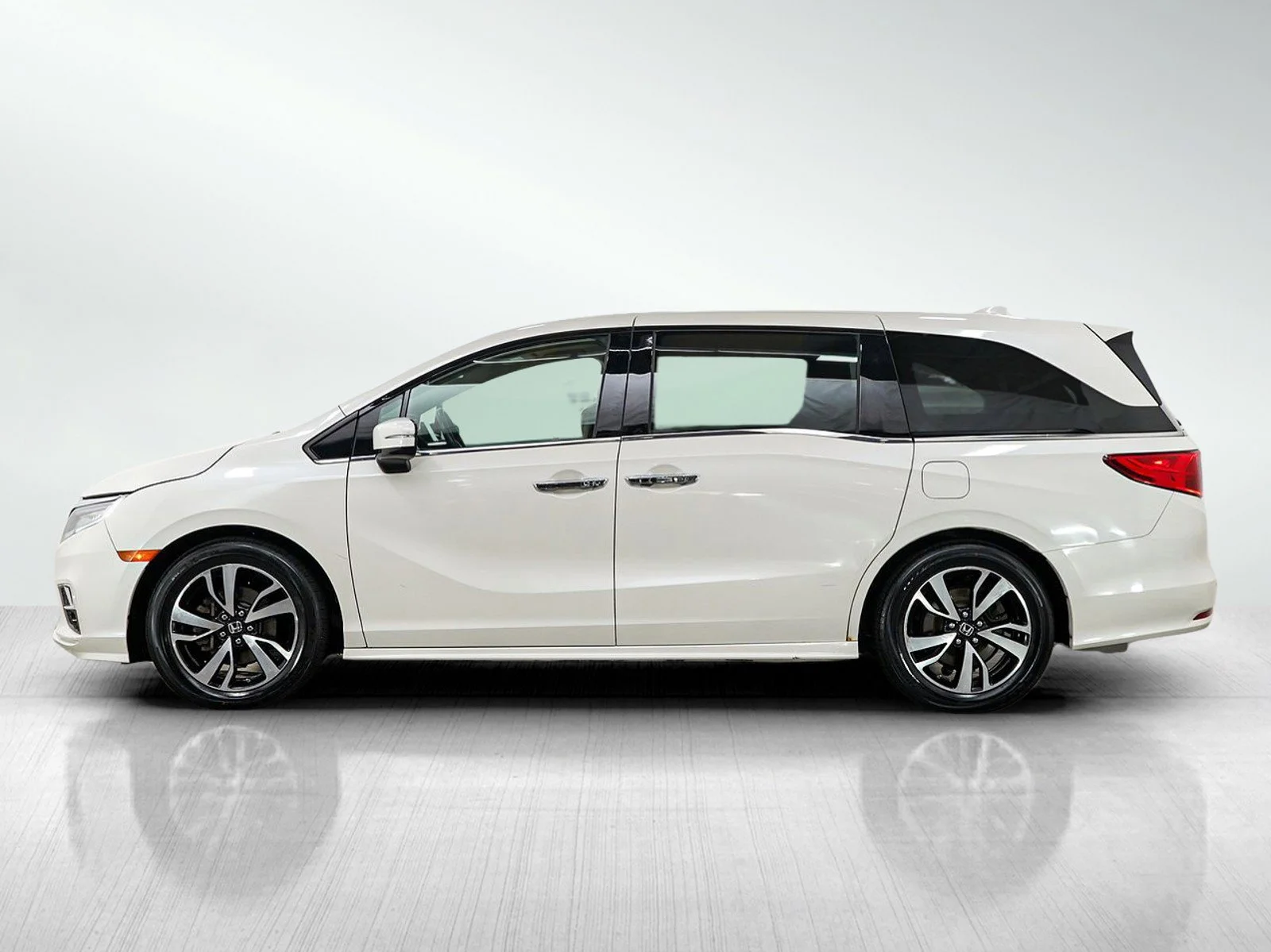 Used 2018 Honda Odyssey Elite with VIN 5FNRL6H90JB024368 for sale in Burnsville, Minnesota