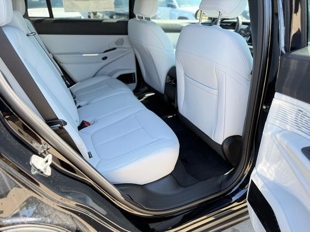 New 2026 Diamond Black Crystal Pearl-Coat Exterior Paint Jeep Limited image 26