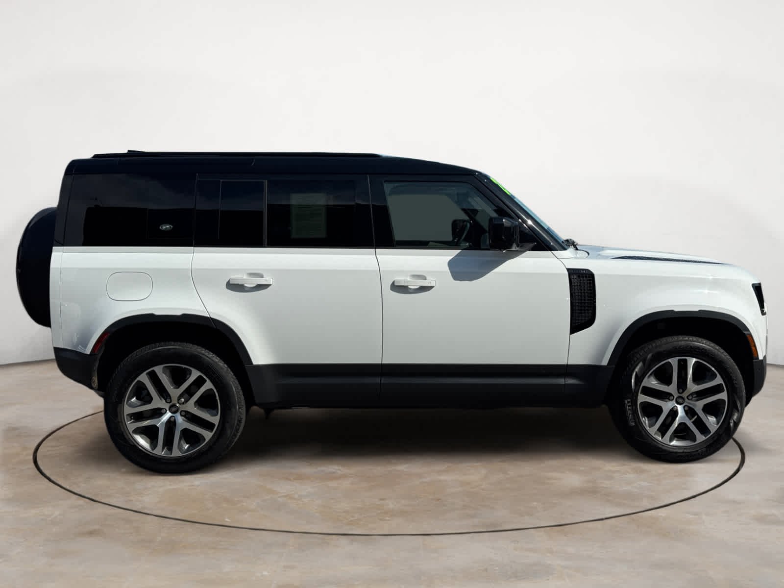Used 2024  Land Rover S image 6