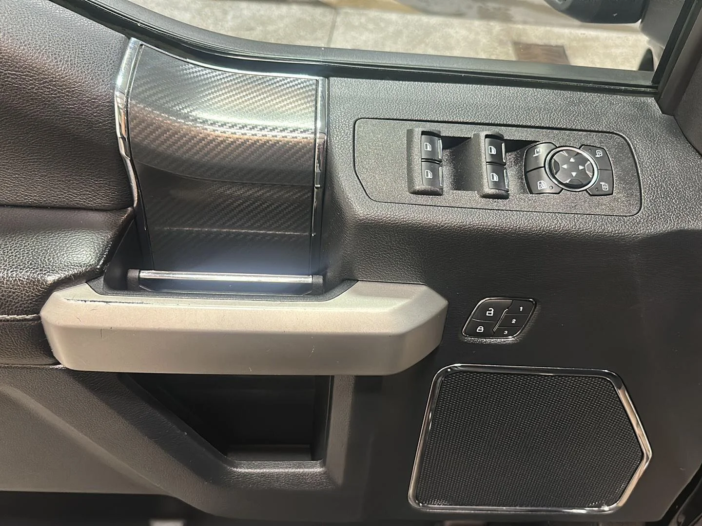Used 2019 Agate Black Metallic Ford LARIAT image 17