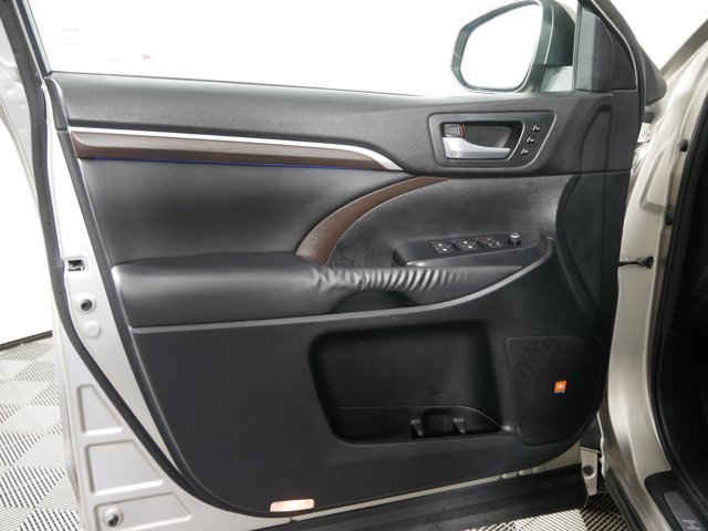 Used 2015 Creme Brulee Mica Toyota Limited image 8