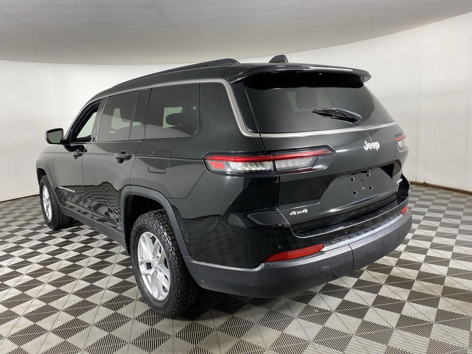 Used 2024 Diamond Black Crystal Pearlcoat Jeep Laredo image 5