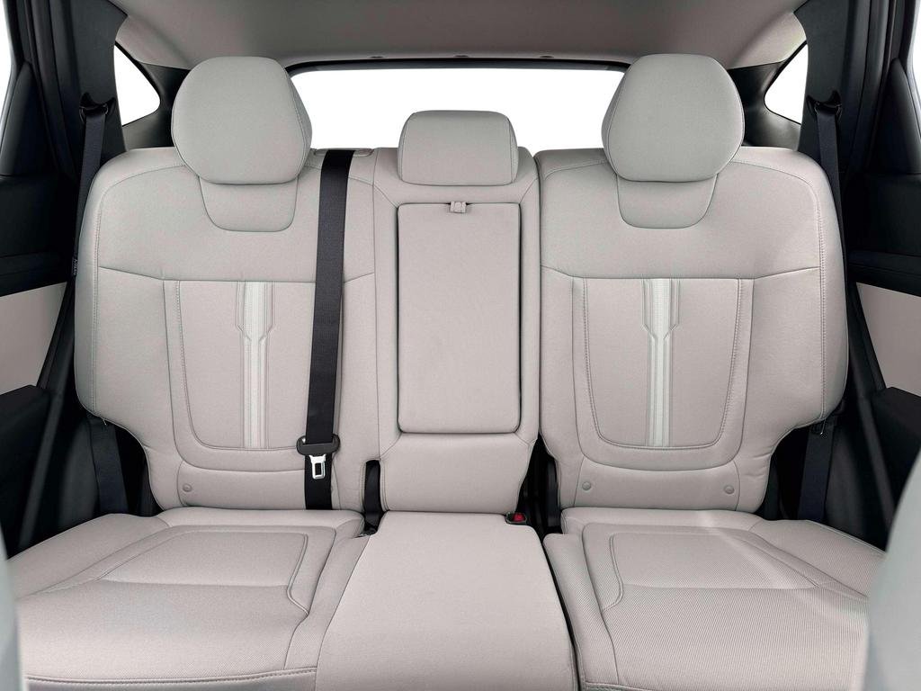New 2026 White Hyundai SEL FWD image 16